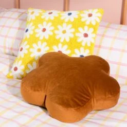Daisy Cushion -DUNELM Furniture Shop 30849462 alt05