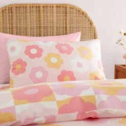 Catherine Lansfield Retro Daisy Duvet Cover And Pillowcase Set -DUNELM Furniture Shop 30931997 alt01