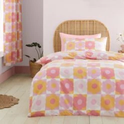 Catherine Lansfield Retro Daisy Duvet Cover And Pillowcase Set -DUNELM Furniture Shop 30931997 alt02