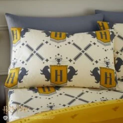 Harry Potter Hufflepuff Reversible Duvet Cover And Pillowcase Set -DUNELM Furniture Shop 30959617 alt03